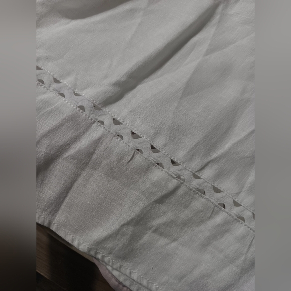 100% Linen, Ruby Rd. White Scalloped V-Neck Blouse - Picture 4 of 7